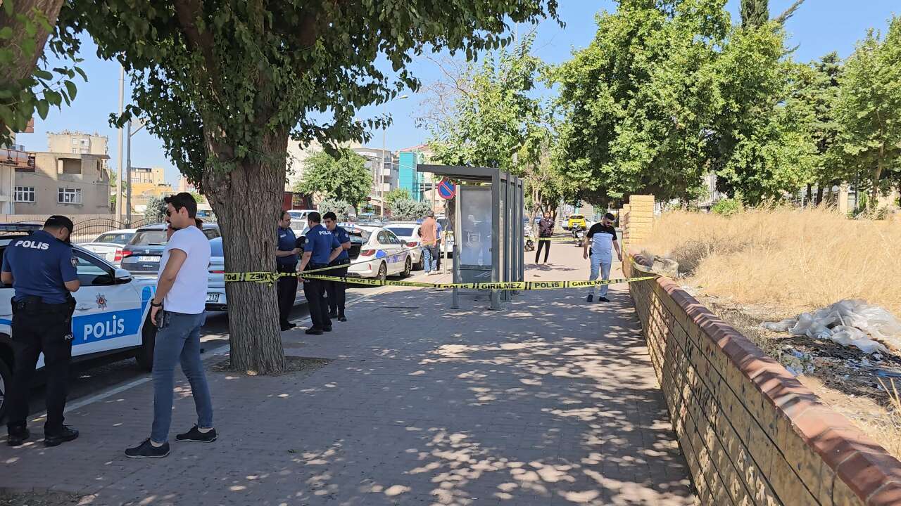 1 çocuk annesi kadın durakta eşi tarafından vuruldu 2